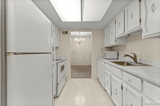 18403 University Park Drive, Livonia, MI 48152