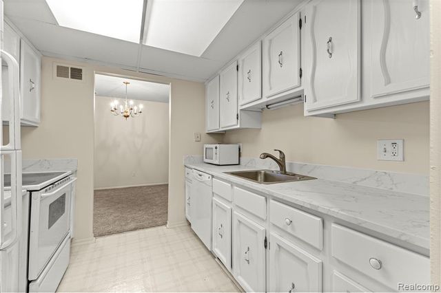 18403 University Park Drive, Livonia, MI 48152