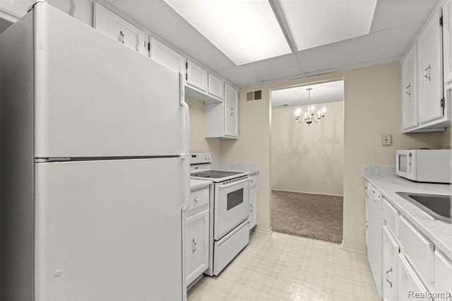 18403 University Park Drive, Livonia, MI 48152