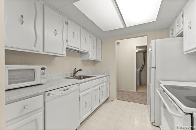 18403 University Park Drive, Livonia, MI 48152