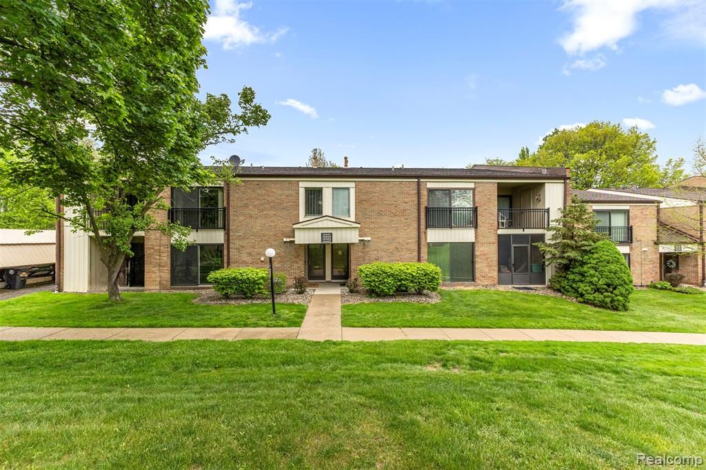 18403 University Park Drive, Livonia, MI 48152