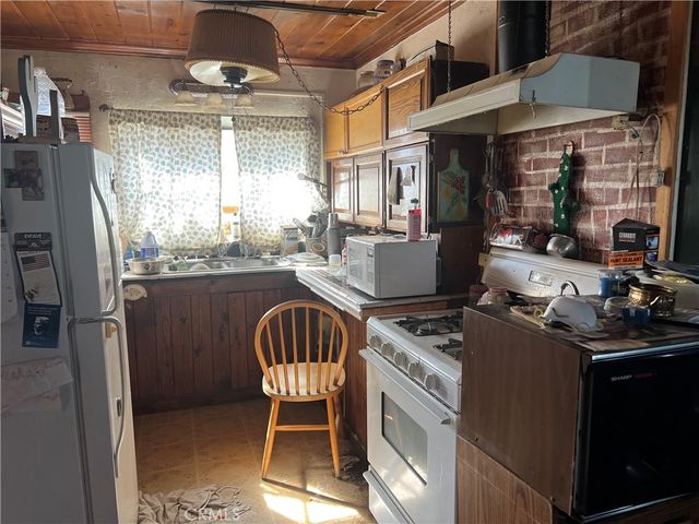 30837 235th E, Llano, CA 93544