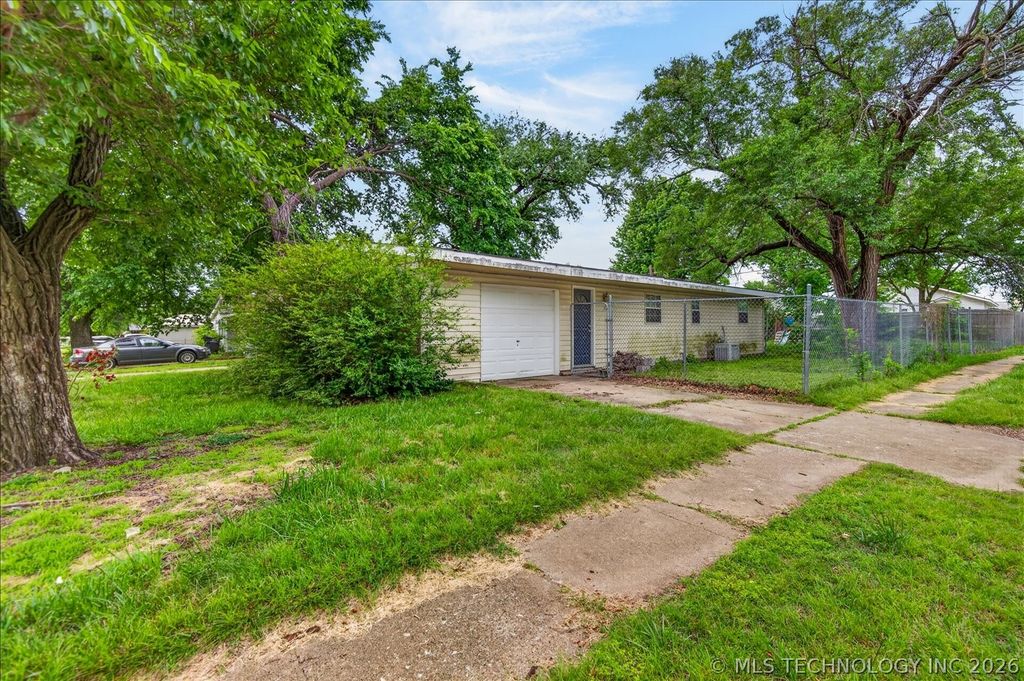 221 Spring Road, Bartlesville, OK 74003