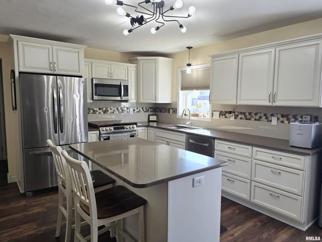 1501 GINGOTEAGUE Way, Pekin, IL 61554