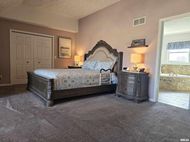 1501 GINGOTEAGUE Way, Pekin, IL 61554