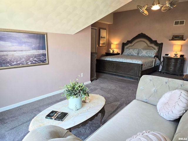 1501 GINGOTEAGUE Way, Pekin, IL 61554