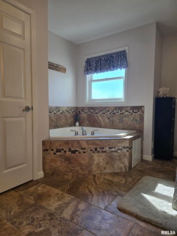 1501 GINGOTEAGUE Way, Pekin, IL 61554