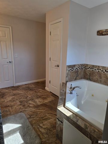 1501 GINGOTEAGUE Way, Pekin, IL 61554