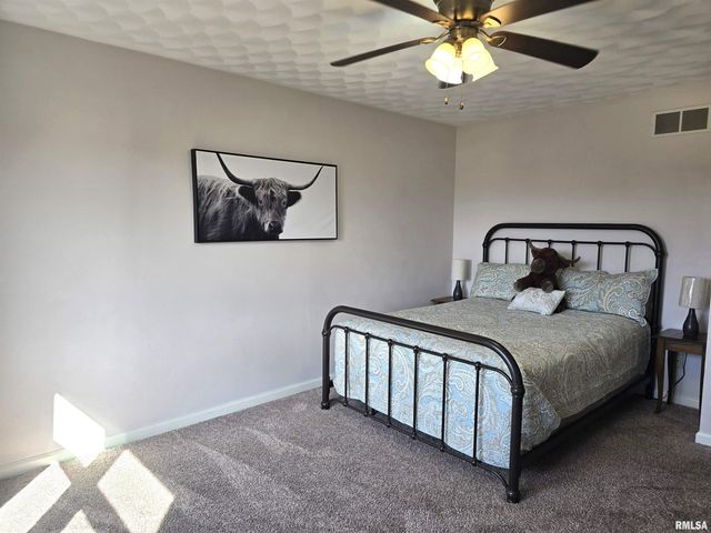 1501 GINGOTEAGUE Way, Pekin, IL 61554