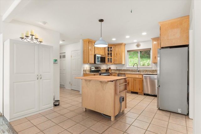 42502 N Sylvan Rd, Elk, WA 99009