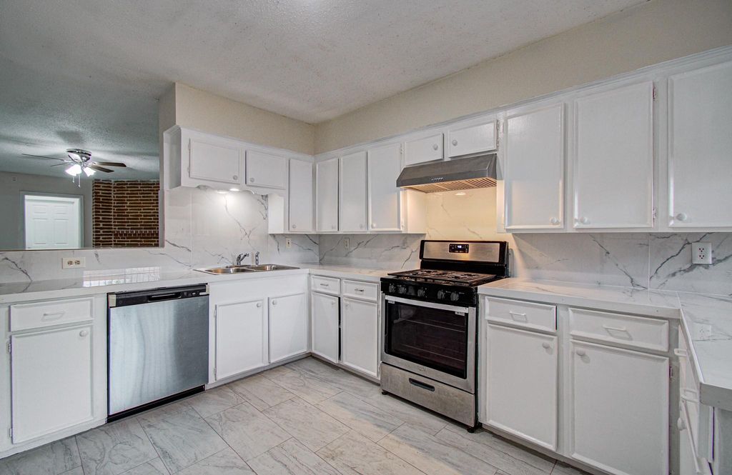 8820 Bissonnet Street, Houston, TX 77074