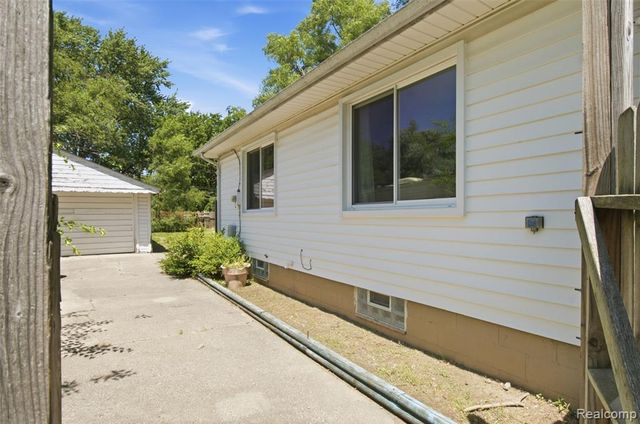 28640 Oakwood Street, Inkster, MI 48141
