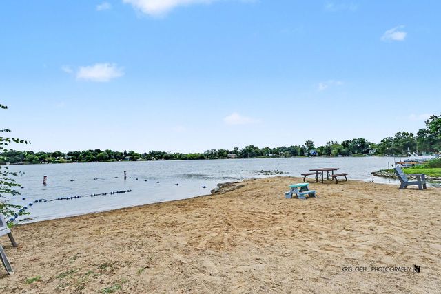 4 Mainsail Court, Third Lake, IL 60030