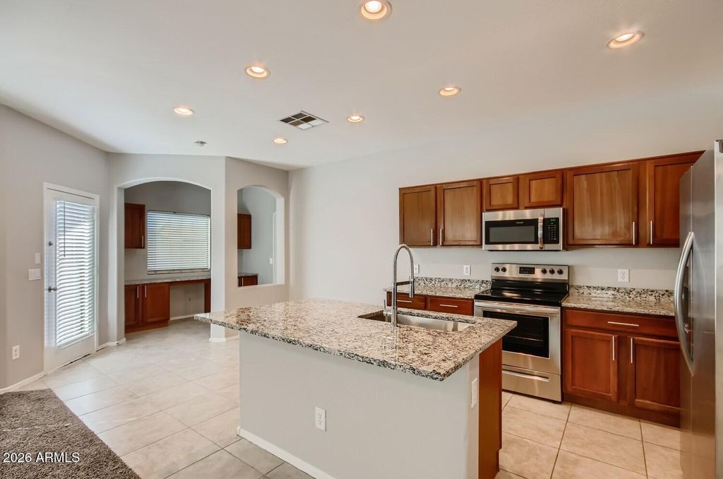 797 W AGRARIAN HILLS Drive, San Tan Valley, AZ 85143 — photo 4