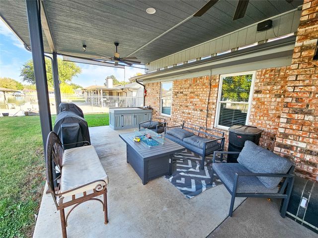 304 Tahiti Drive, Granbury, TX 76048