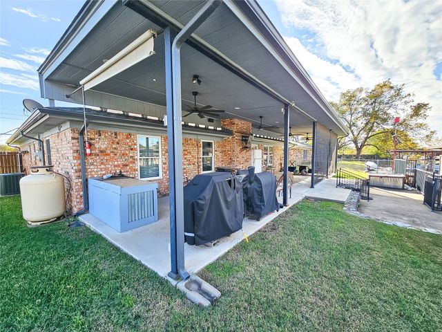 304 Tahiti Drive, Granbury, TX 76048