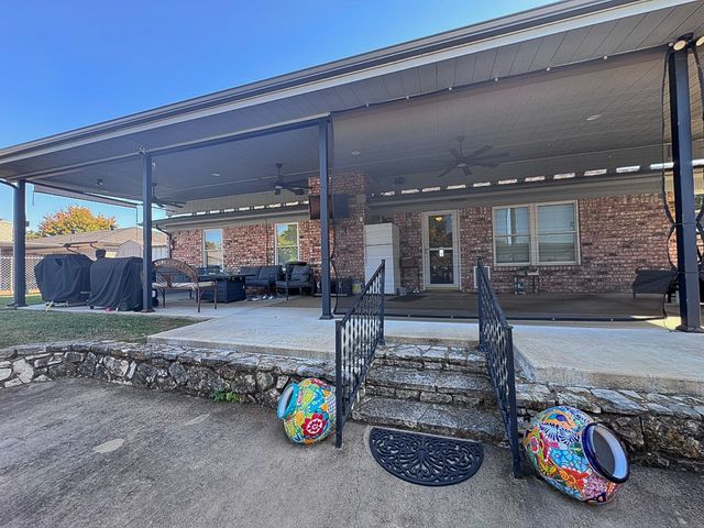 304 Tahiti Drive, Granbury, TX 76048