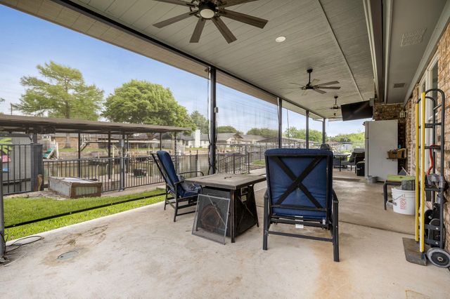 304 Tahiti Drive, Granbury, TX 76048