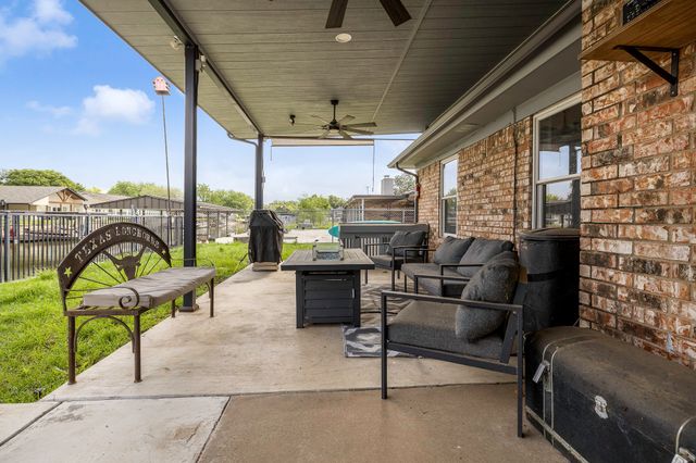 304 Tahiti Drive, Granbury, TX 76048