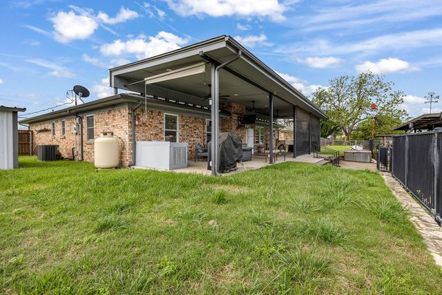 304 Tahiti Drive, Granbury, TX 76048