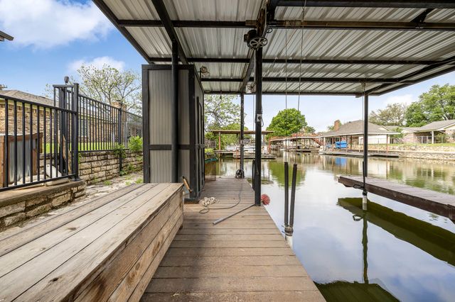 304 Tahiti Drive, Granbury, TX 76048