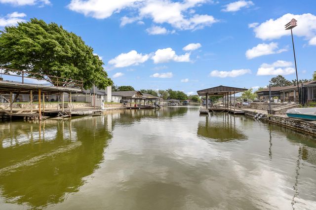 304 Tahiti Drive, Granbury, TX 76048