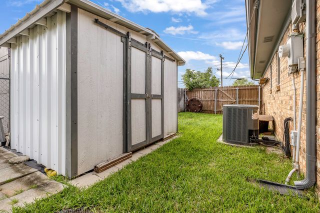 304 Tahiti Drive, Granbury, TX 76048