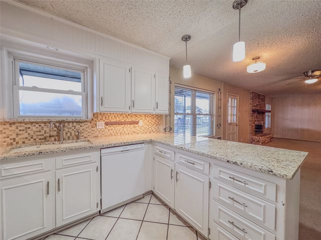 304 Tahiti Drive, Granbury, TX 76048