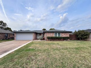 304 Tahiti Drive, Granbury, TX 76048