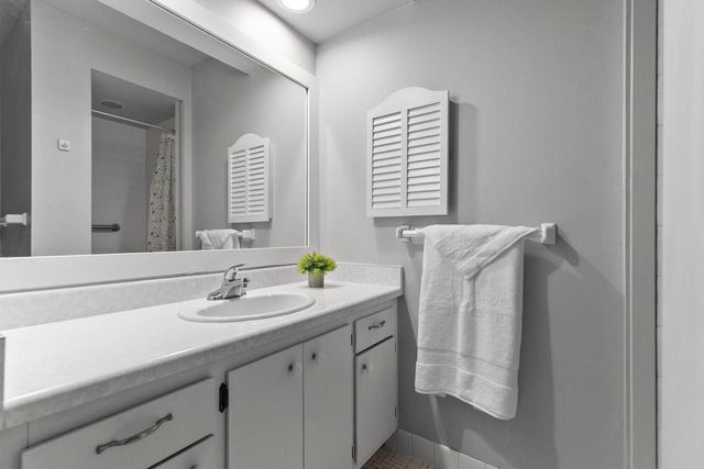 10 GREEN BAY COURT #105, Appleton, WI 54911