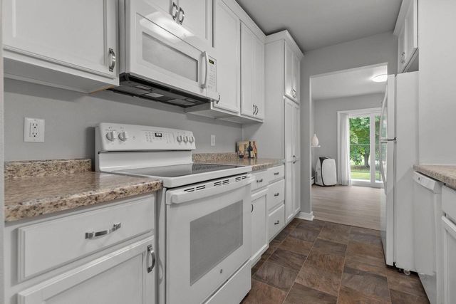 10 GREEN BAY COURT #105, Appleton, WI 54911