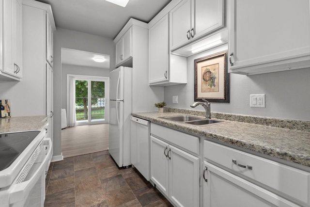 10 GREEN BAY COURT #105, Appleton, WI 54911