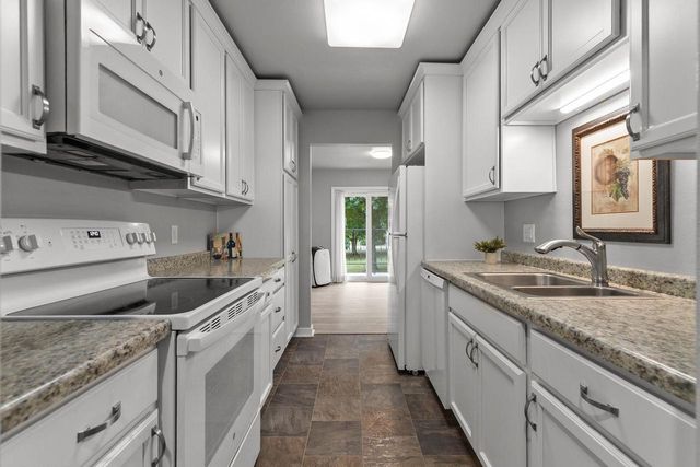 10 GREEN BAY COURT #105, Appleton, WI 54911