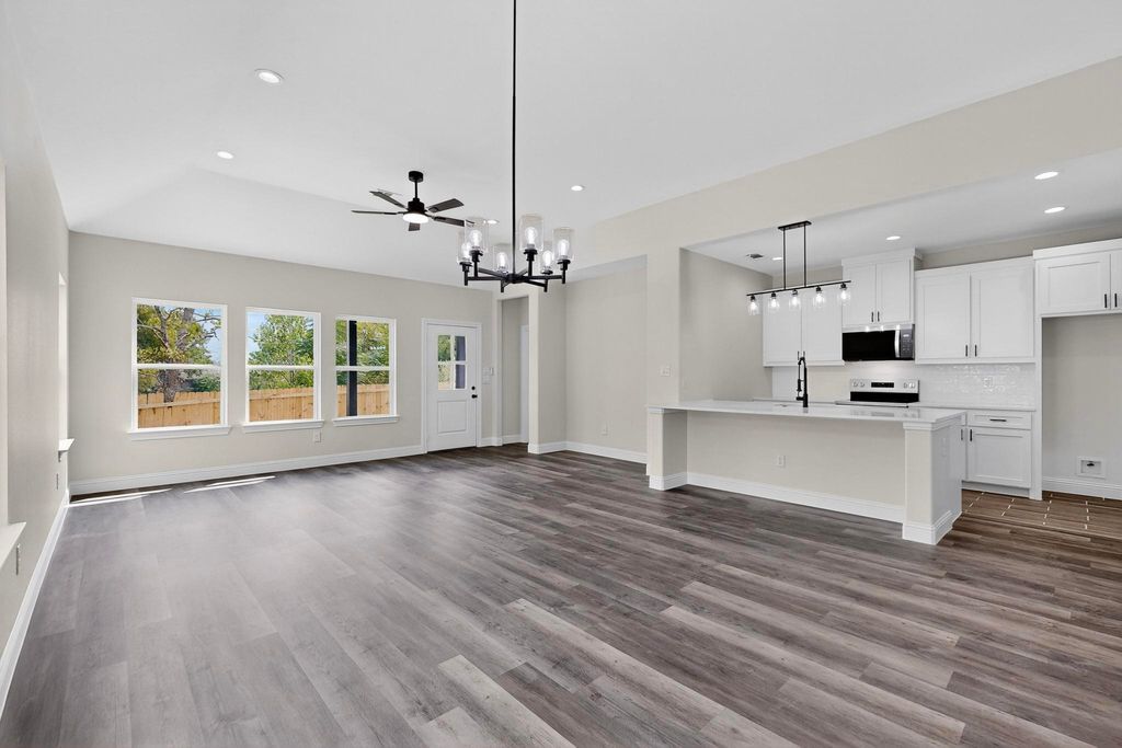 705 E Denton Street, Ennis, TX 75119
