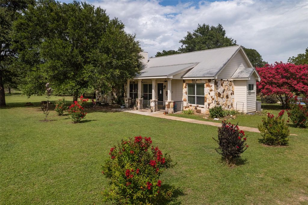 672 Clearfork RD, Lockhart, TX 78644