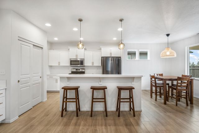 2555 NW Ivy Way, Redmond, OR 97756