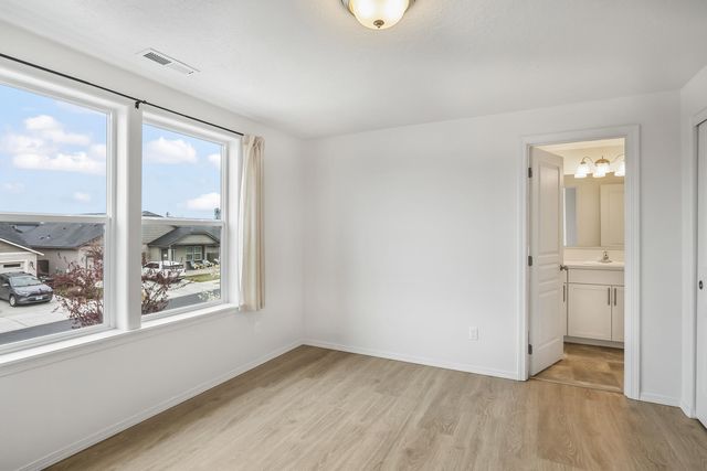 2555 NW Ivy Way, Redmond, OR 97756