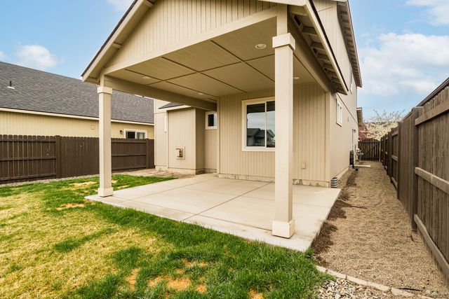 2555 NW Ivy Way, Redmond, OR 97756