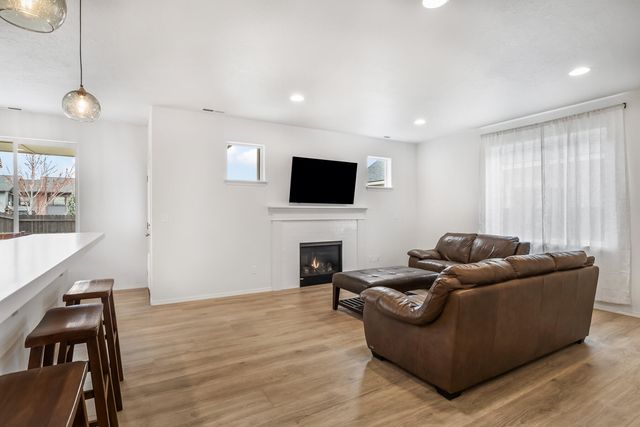 2555 NW Ivy Way, Redmond, OR 97756