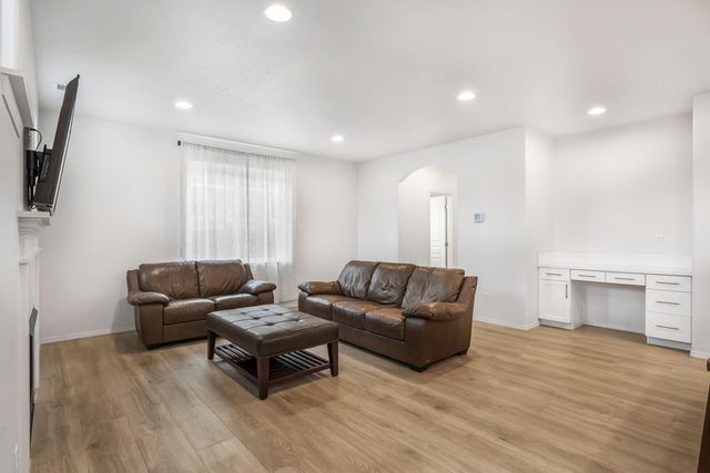 2555 NW Ivy Way, Redmond, OR 97756