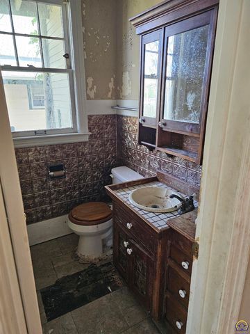 713 SW Clay ST, Topeka, KS 66606