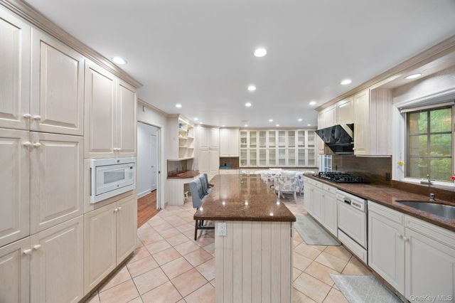 98 Brookby Road, Scarsdale, NY 10583