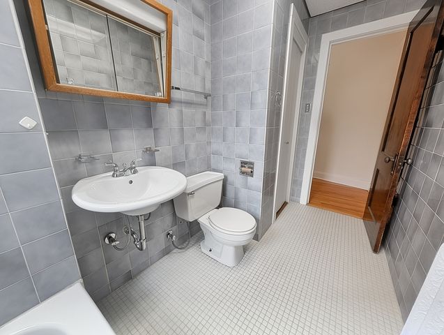 1302 W Rosemont Avenue 2, Chicago, IL 60660