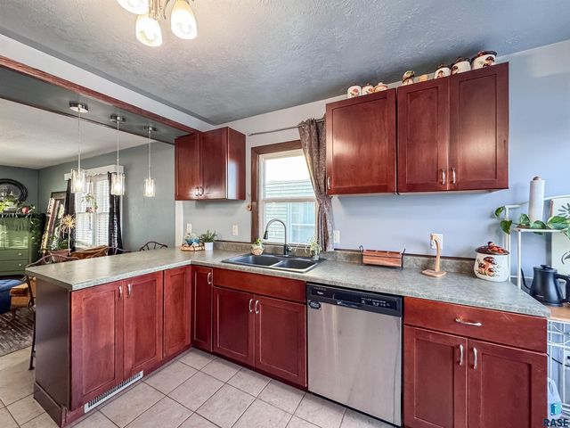 1320 W Sioux St Street, Sioux Falls, SD 57104