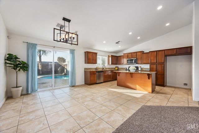 6911 Catalina Creek Way, Bakersfield, CA 93311