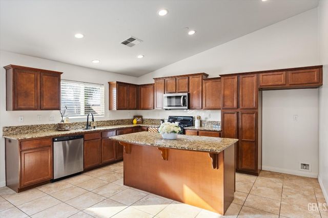 6911 Catalina Creek Way, Bakersfield, CA 93311