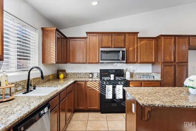 6911 Catalina Creek Way, Bakersfield, CA 93311