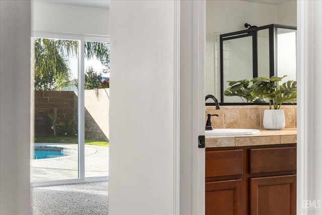 6911 Catalina Creek Way, Bakersfield, CA 93311