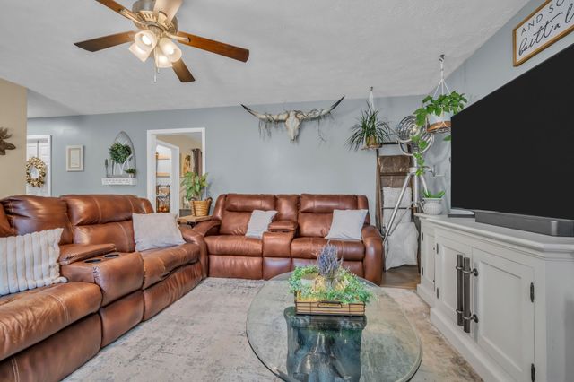 173 Ravenwood Cir, Dickson, TN 37055