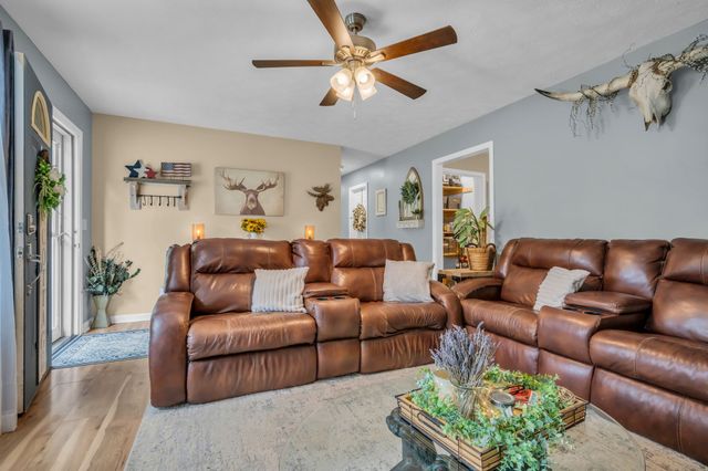 173 Ravenwood Cir, Dickson, TN 37055